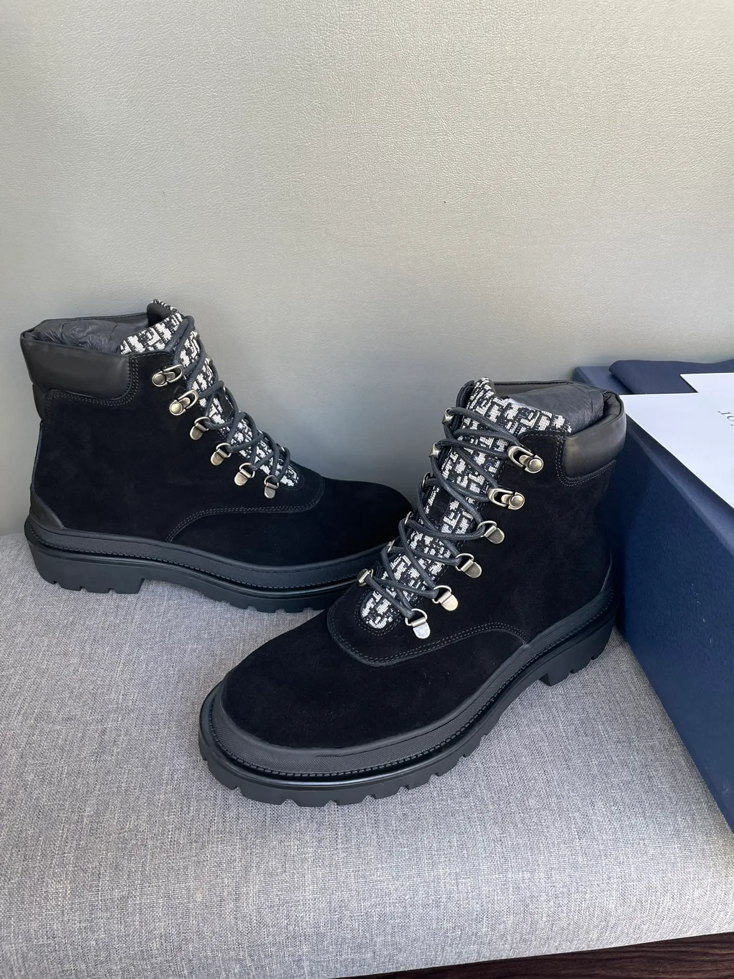 [DIOR] Top P: 1000💰 Number of yards: 39~44 (38.45 custom-made, non-refundable) Dior Dior~ Winter series, original 1:1 development Casual men's leather shoes Heavy investment, shoes and boots are made of imported cowhide + imported Dior special fabric Not easy to deform black cowhide lining Dior large hardware inlay Original TPU vacuum outsole, black cowhide Black open edge beads Military green suede Black suede Khaki suede leather is crafted by a large factory, and the perfect product is only prepared for you who know your taste! Any comparisons are welcome.